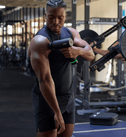 Homme en salle de sport utilisant le pistolet de massage Hypervolt 3 Pro sur l’épaule
