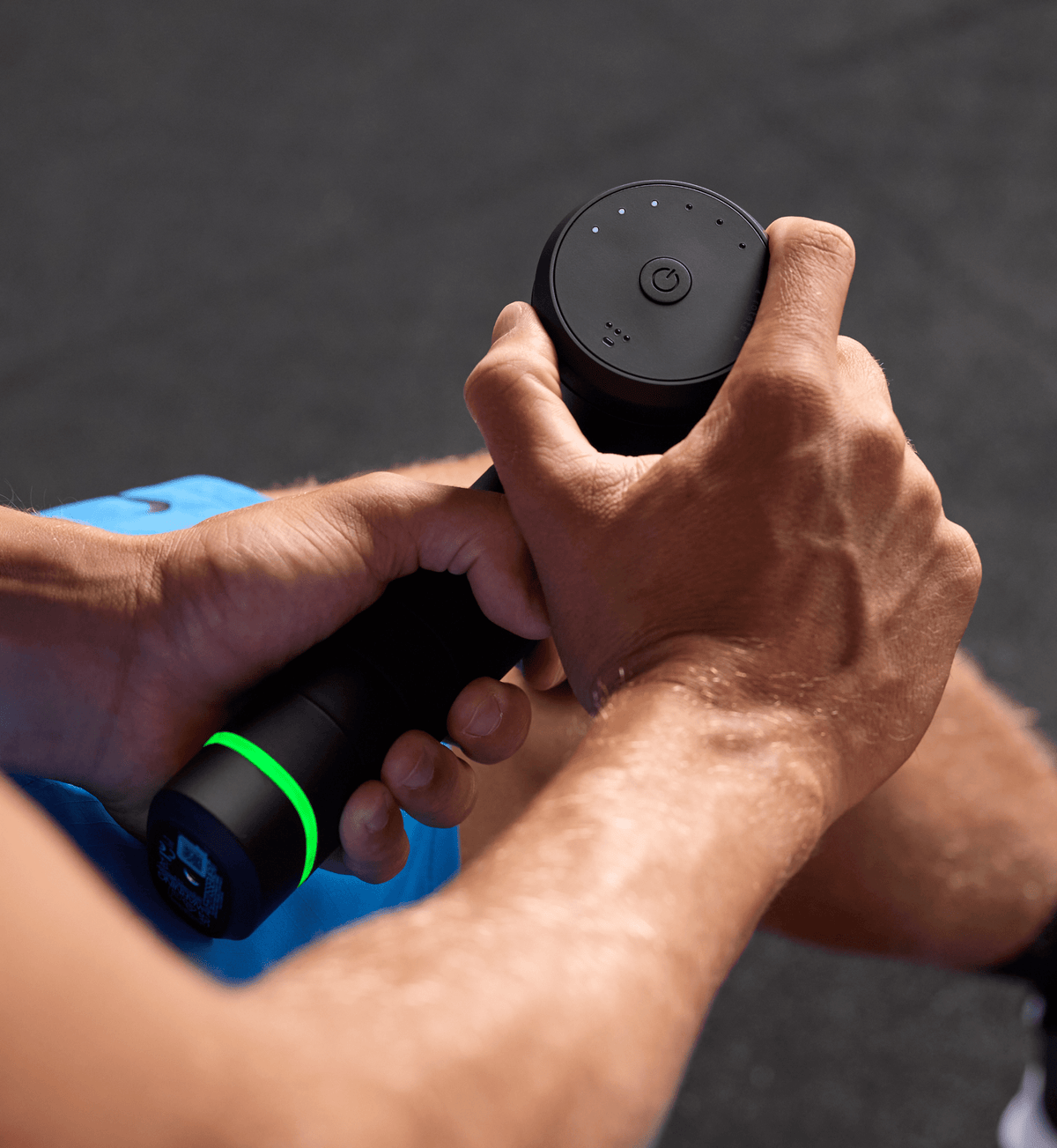 Gros plan du pistolet de massage Hypervolt 3 Pro sur le bras