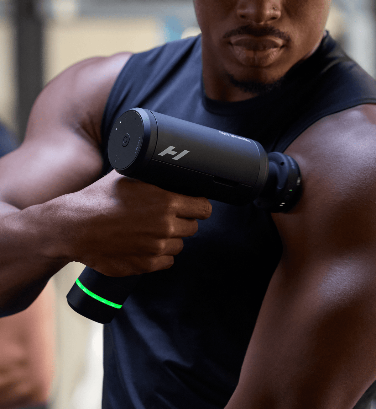 Athlète utilisant le Hypervolt 3 Pro sur la poitrine et l’épaule