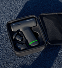 Hypervolt Go 3 avec voyant de batterie vert dans un étui noir