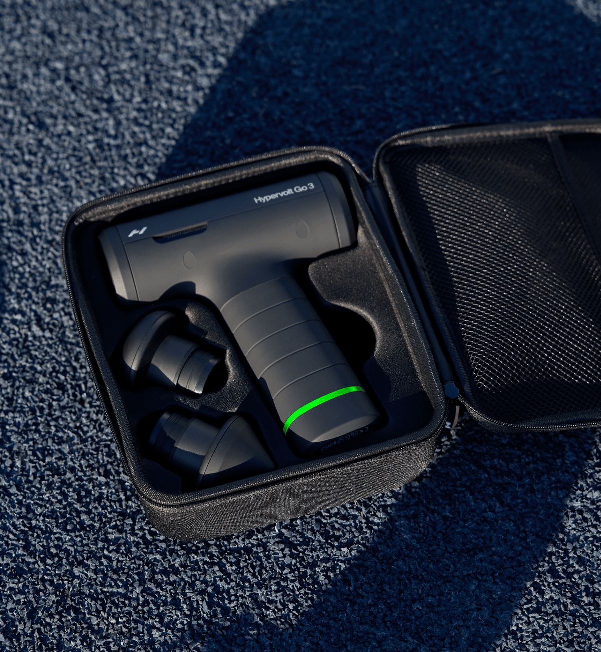 Hypervolt Go 3 avec voyant de batterie vert dans un étui noir