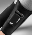 Gros plan de la commande du Normatec Lower Legs sur le mollet