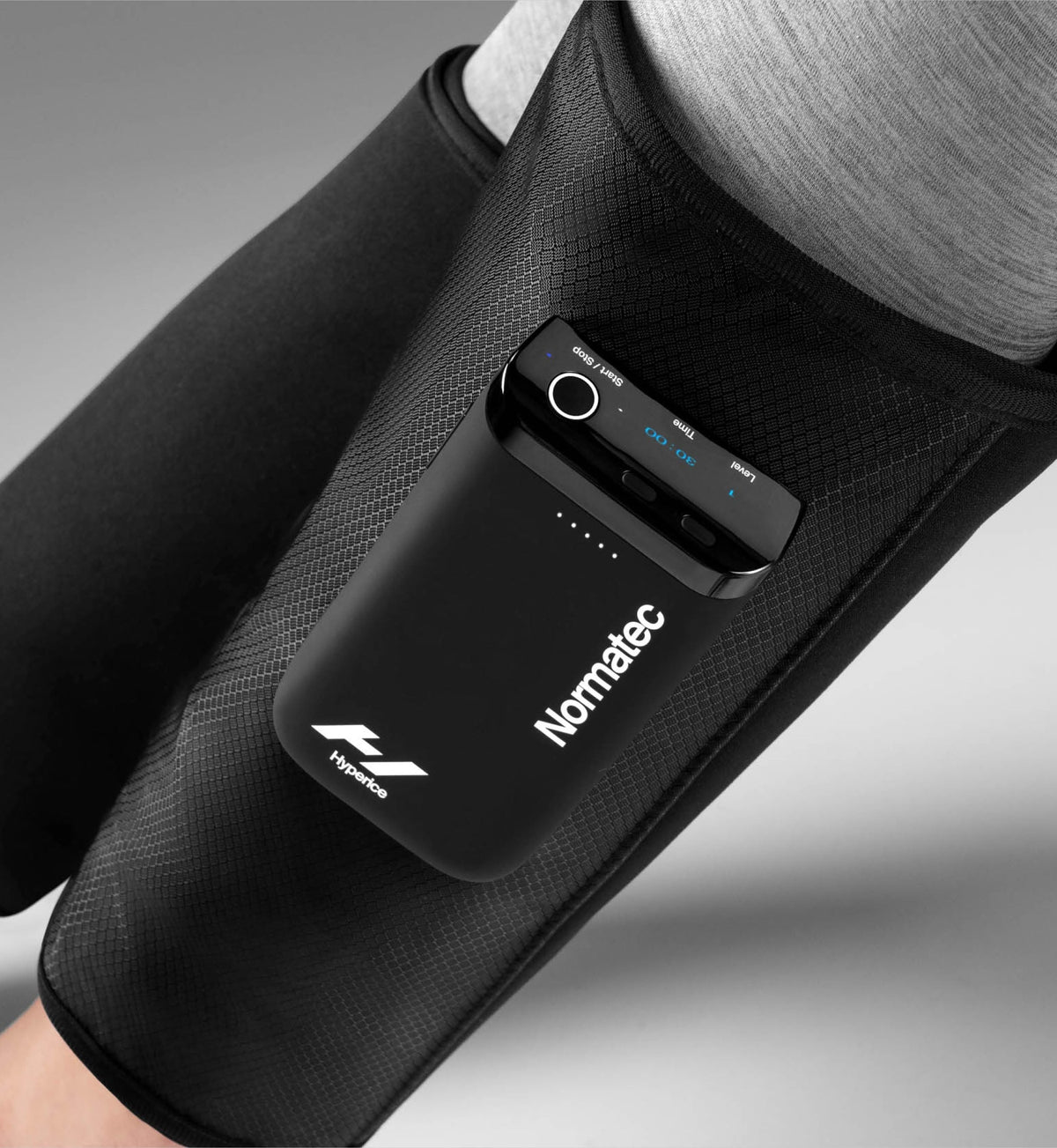 Gros plan de la commande du Normatec Lower Legs sur le mollet