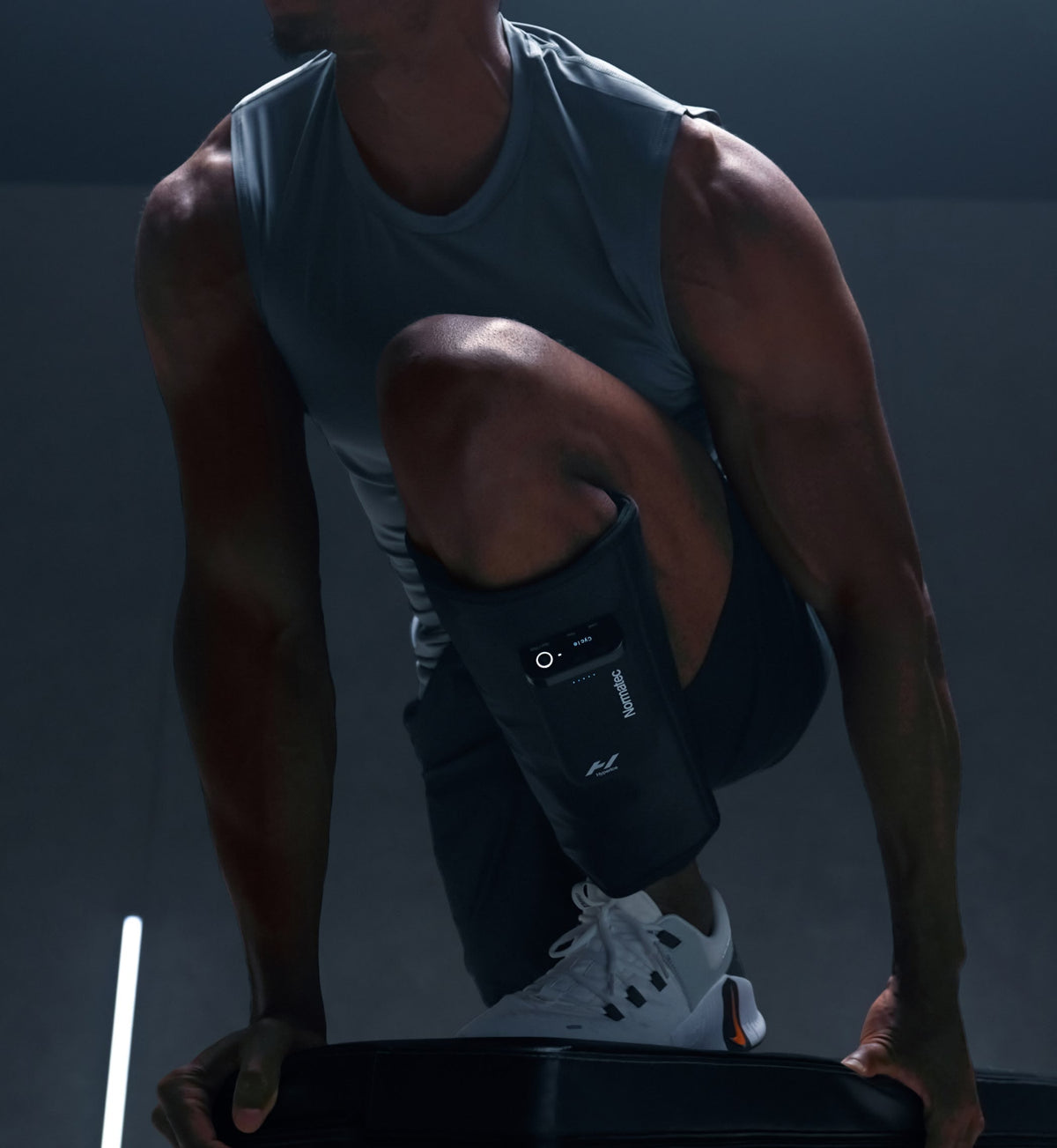 Athlète en salle de sport avec les Normatec Lower Legs